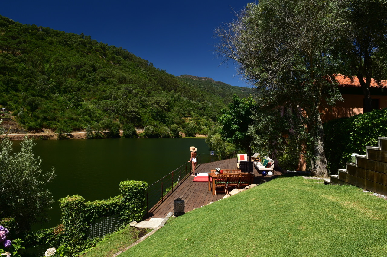 photojournalism-hotel-outdoors